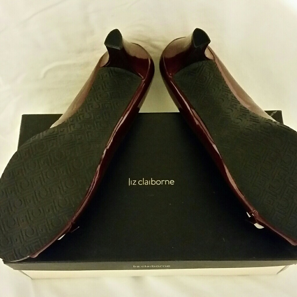 Red Fantasia pump by Liz Claiborne - Picture 5 of 6
